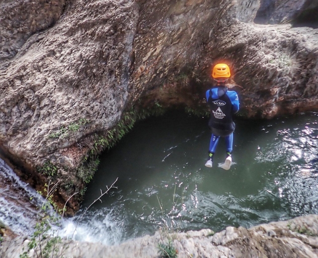  Tuffo nella piscina di acqua naturale 