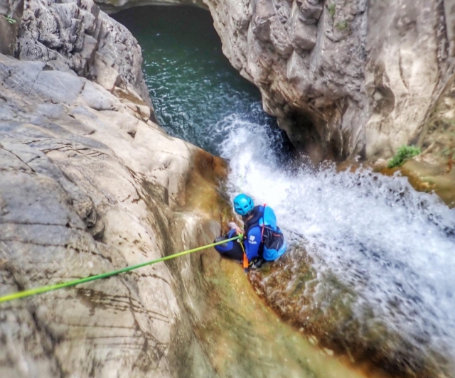  Discesa in corda doppia dalla cascata del burrone 