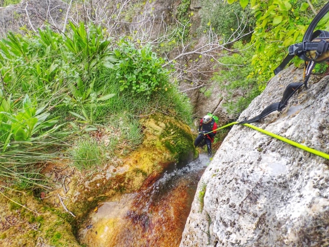  Rappelling through the Glorieta