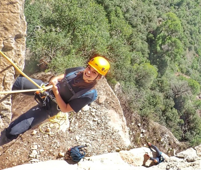  Klettern an den senkrechten Wänden des Klettersteigs 