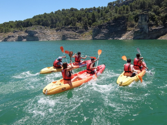 Canoës sur le réservoir pour événements d'entreprise 