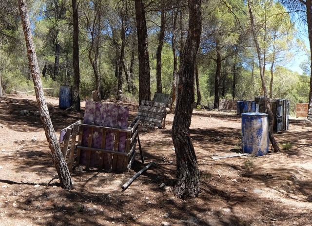Campo de paintball entre árvores 