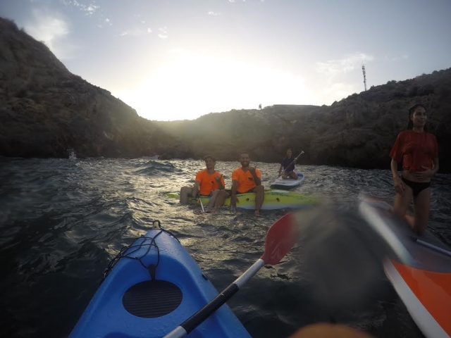 Sentados de lado en el kayak