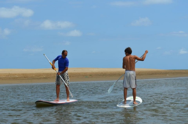 Manejando el remo de paddle surf en Tarragona