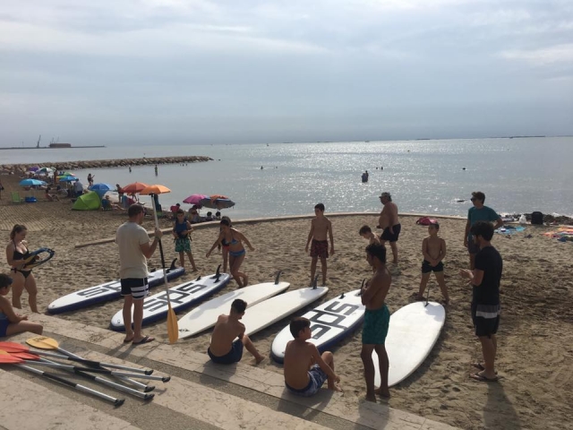 Monitor dando indicaciones de paddle surf en Tarragona