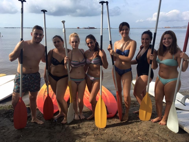 Preparados para hacer paddle surf en el delta del Ebro
