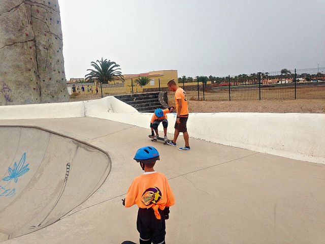 Practicando en una clase de skateboard