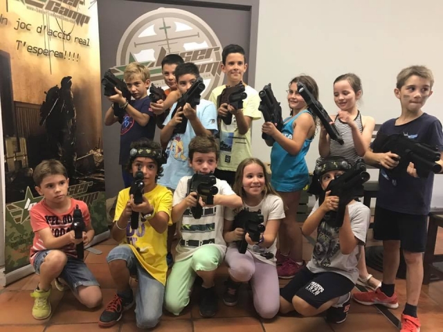  Jeunes joueurs de laser tag 