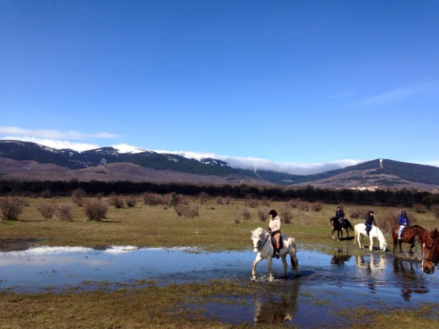 Travesía a caballo en entorno natural de Buitrago