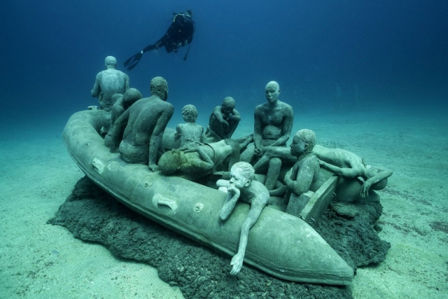  Underwater sculptures 
