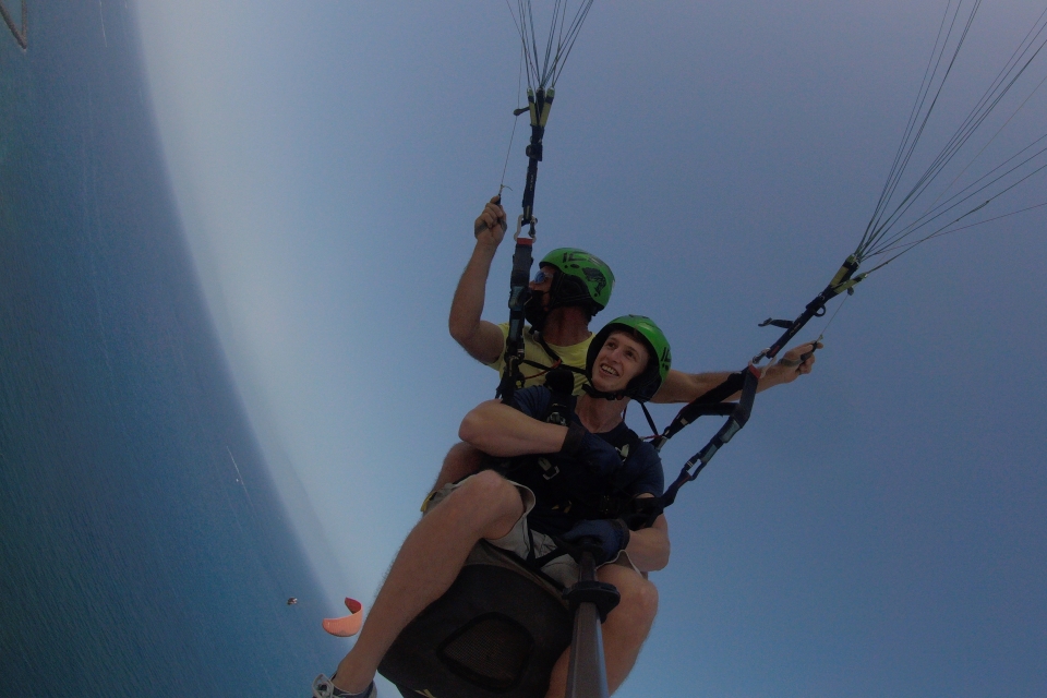 Vuelo en parapente acrobatico