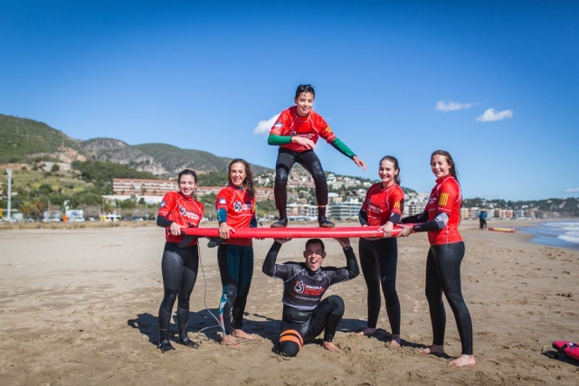  Boys and girls at surf camp in Castelldefels