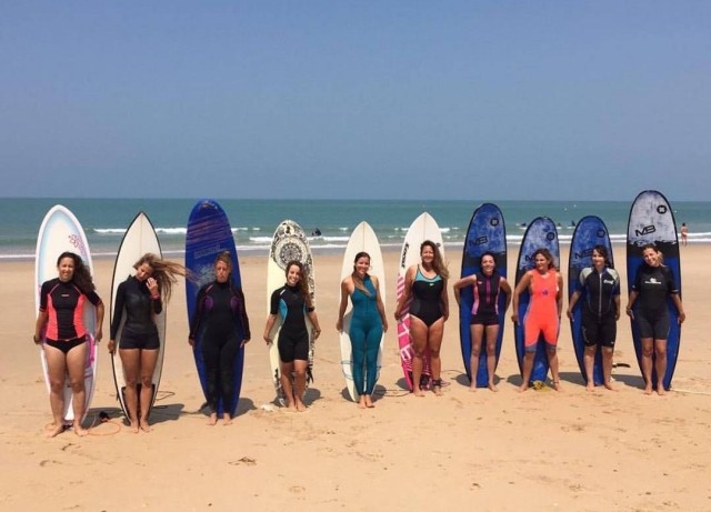  Le tout avec planches de surf