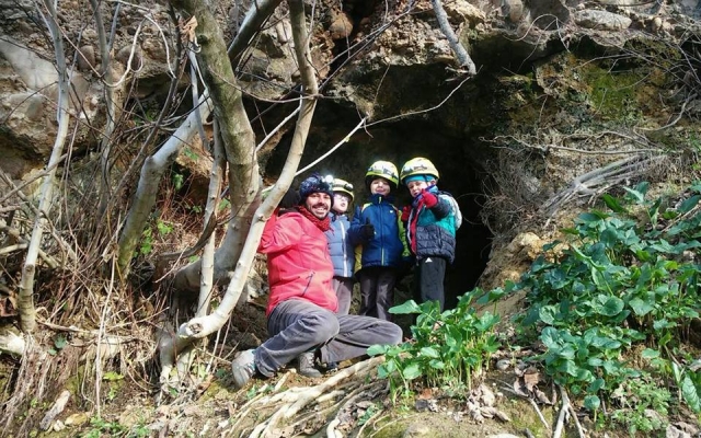 entrer dans la grotte. 