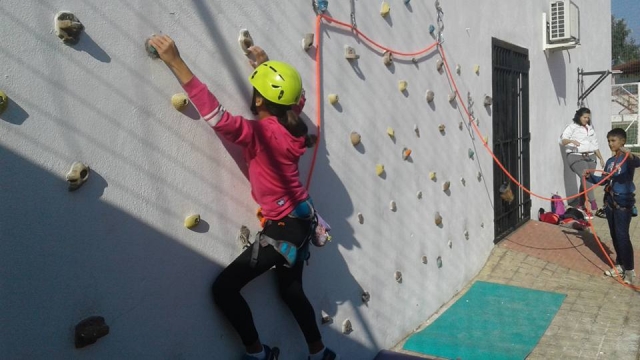  Escalader le mur 