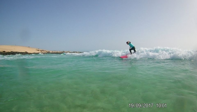 deslizandose sobre las olas