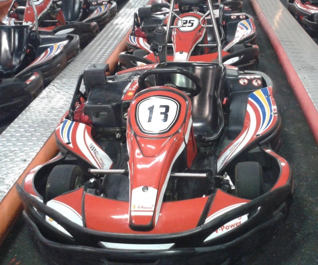  Karts dans les stands 