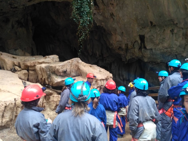 Vor dem Betreten der Höhle 