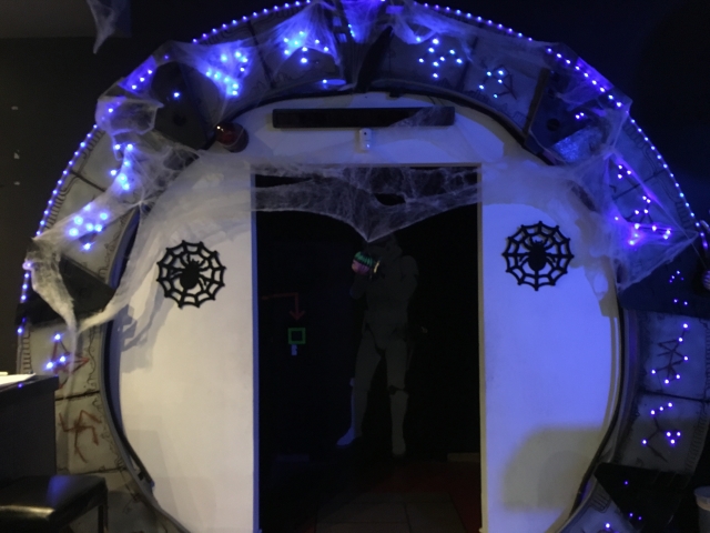 Porta stellare nella sala laser tag interna 