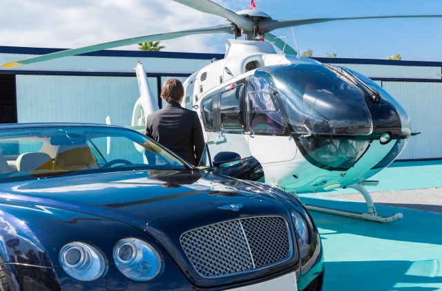  Hubschrauber und Luxusauto 