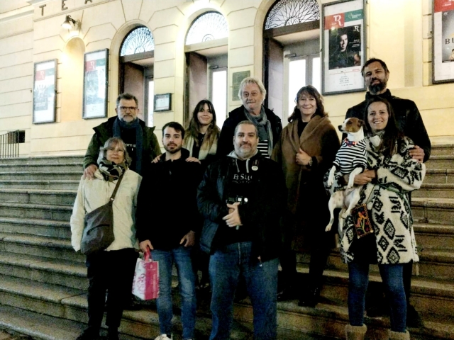  All'ingresso del teatro 