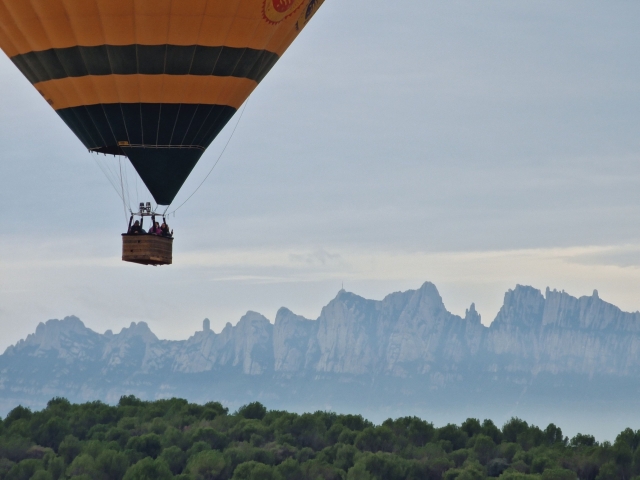  Viaggio in mongolfiera con vista sul massiccio di Montserrat 