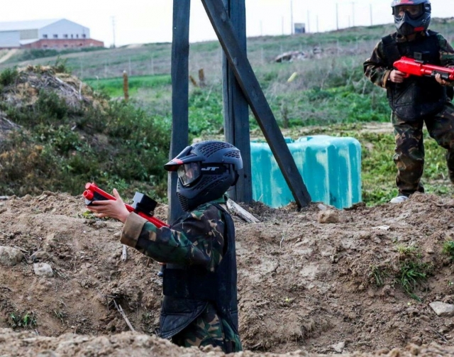 Nella trincea del campo di paintball 