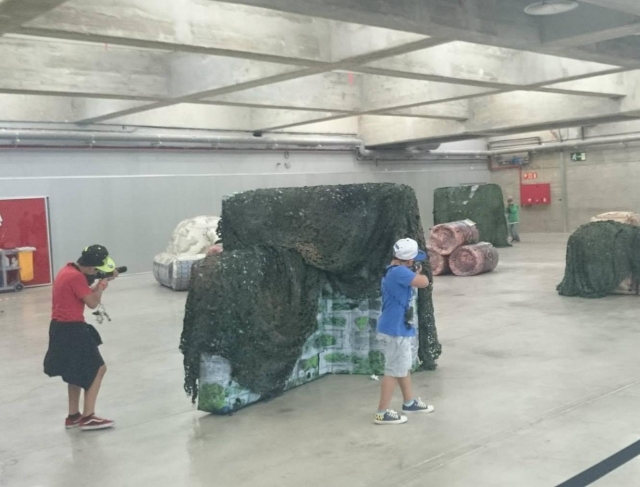 Peques jugando al laser tag