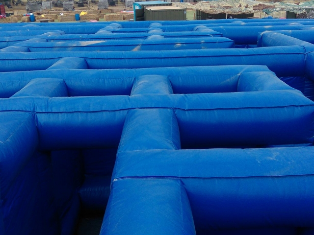  Labyrinthe gonflable pour jouer aux comecocos 