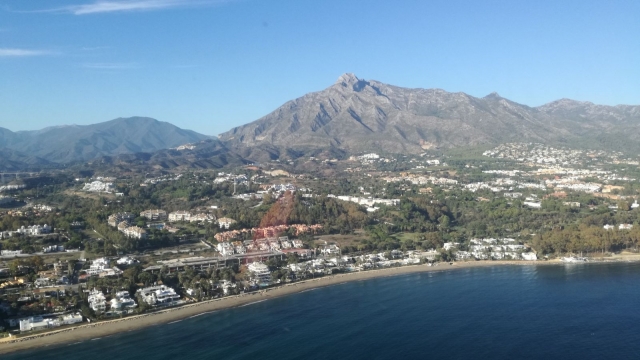  乘坐直升机飞越太阳海岸 