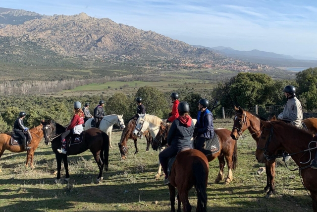  Contempler les vues de la Sierra de Guadarrama à cheval