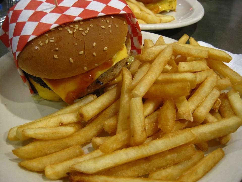 Hamburger mit Kartoffeln zu fliehen, um die Kräfte aufzufüllen Hamburger mit Kartoffeln zu fliehen, um die Kräfte aufzufüllen