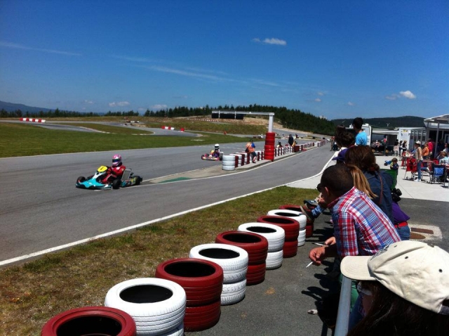 Die Karts auf der Strecke sehen 