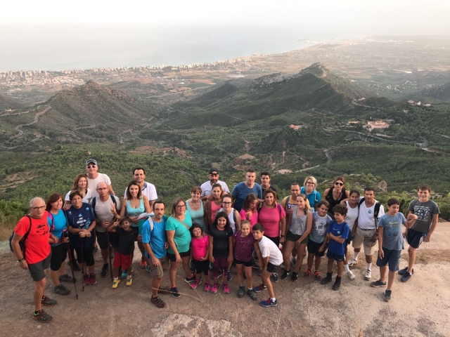  Grande grupo de caminhada 