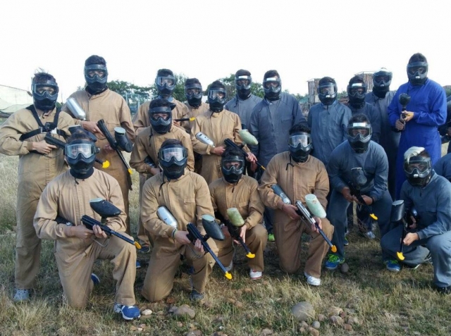 Con la equipacion y las marcadoras