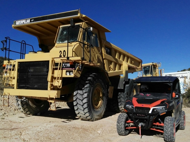 Buggy junto a vehiculo industrial