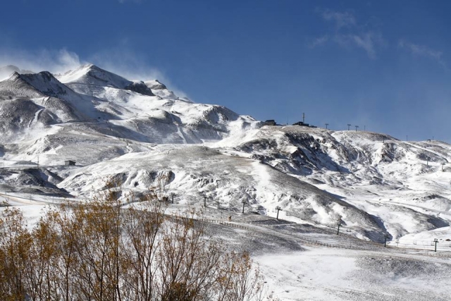 pelas montanhas nevadas. 