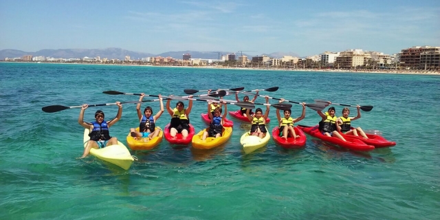  Groupe de plusieurs kayaks 