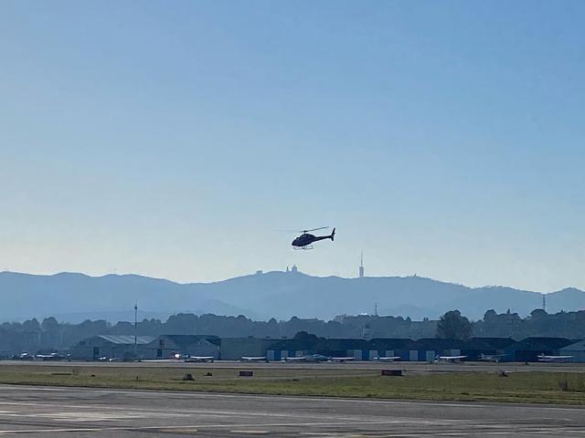Un helicóptero sobrevolando la zona