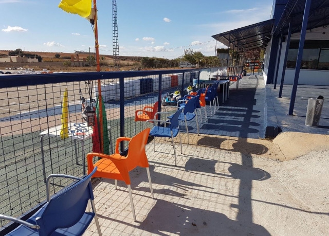 Sillas frente a la pista