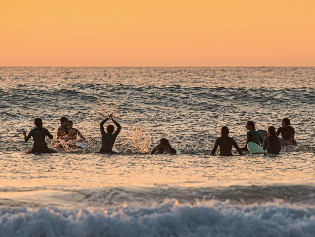Clase de surf al atardecer