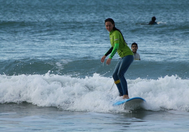 Practicando surf
