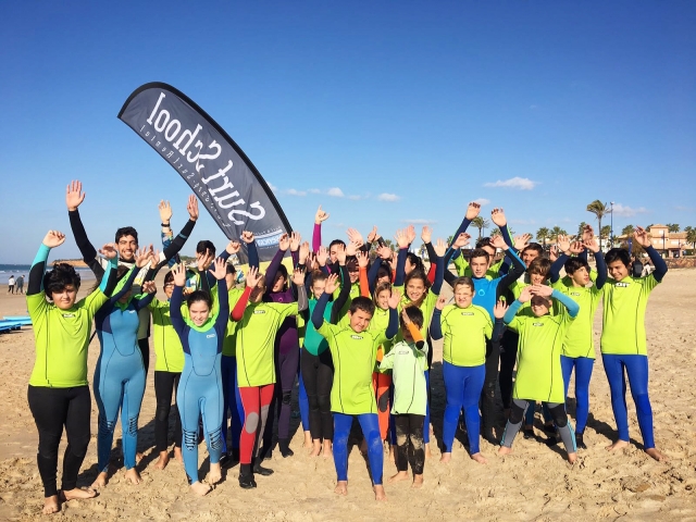 Grupo de surfistas