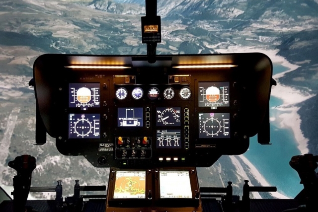 Mandos de control del simulado de helicóptero