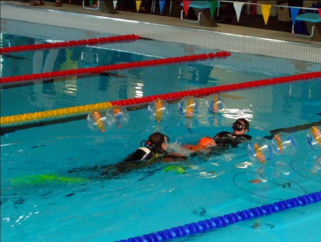  Taucher bereiten sich im Pool vor 