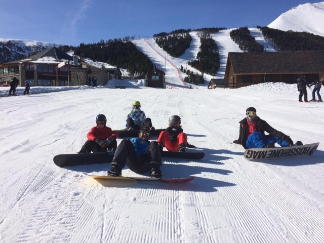  Avec équipement de snowboard 