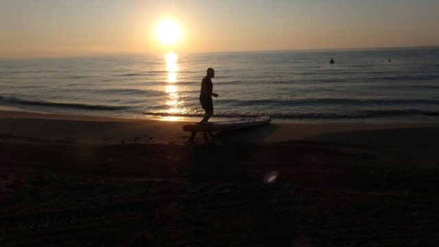 Haz paddle surf al atardecer