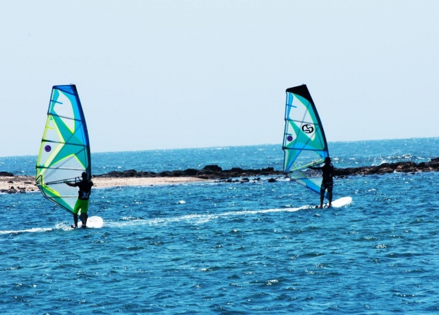 Controllare la vela da windsurf 