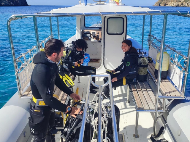  Subacquei sulla barca 