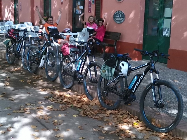  Radfahrer, die sich auf der Terrasse ausruhen 